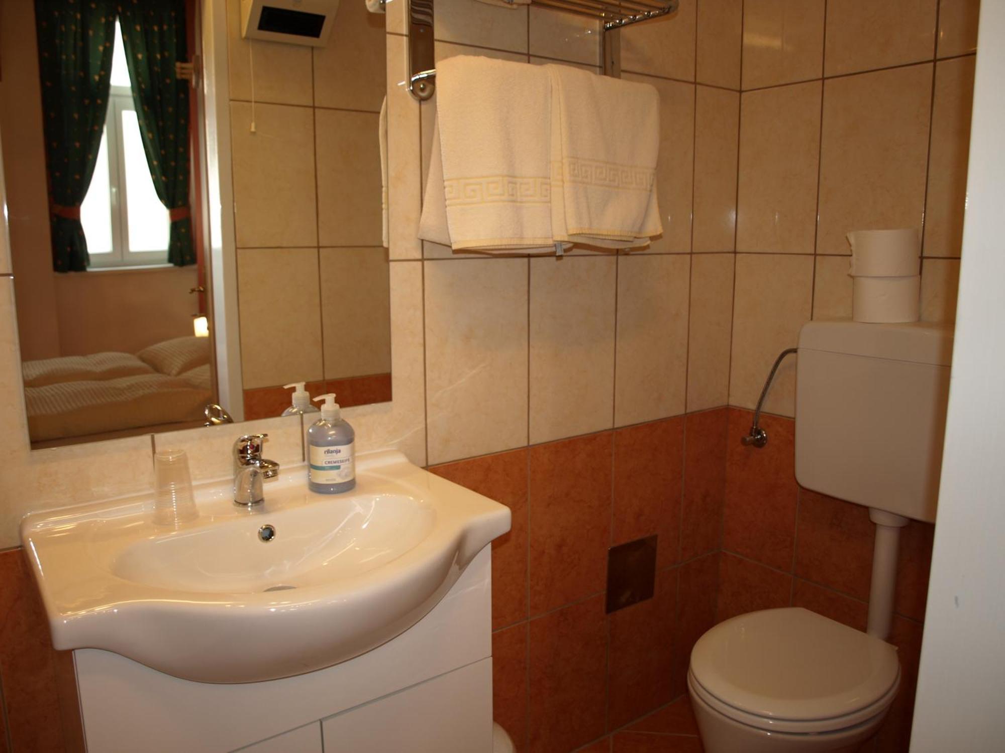 Pension Tal Studios Vienne Extérieur photo